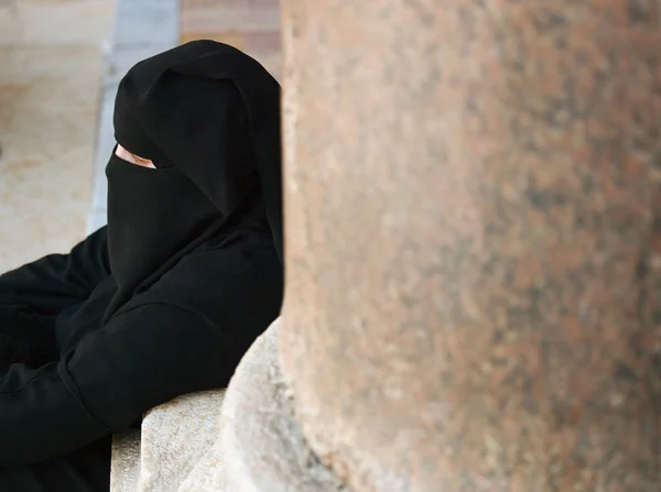 Uma Mulher Senta Terreno Mesquita Omíada Grande Mesquita Damasco Damasco — Fotografia de Stock