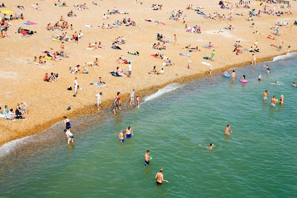 英国布莱顿拥挤的海滩上的人们 — 图库照片