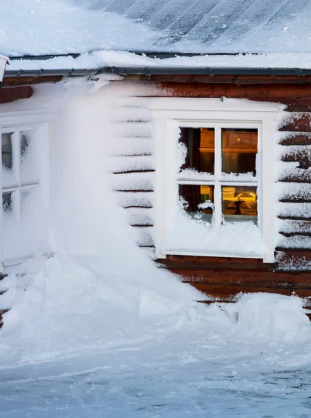 Cabaña Visitantes Cubierta Nieve Barrida Por Viento Cima Del Monte — Foto de Stock