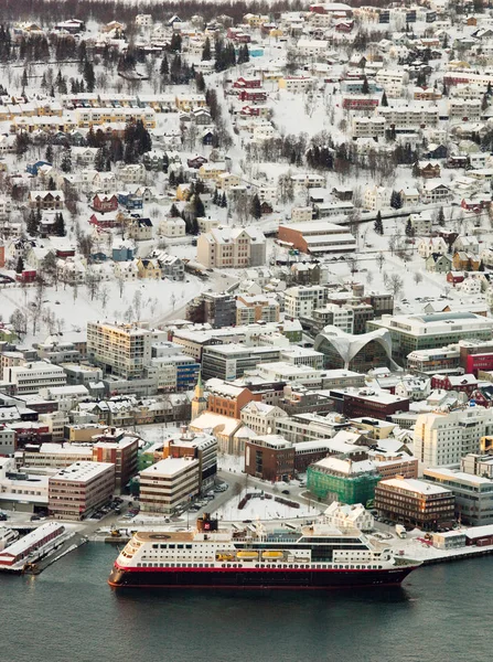 ストルシュタイネン山から見えるノルウェーのトロムソでの大きな旅客フェリーを含む都市の景色 — ストック写真