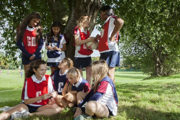 Teenage Σχολική Ομάδα Netball Κάνει Ένα Διάλειμμα — Φωτογραφία Αρχείου