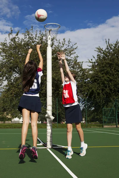 Dos Niñas Edad Escolar Que Juegan Netball — Foto de Stock