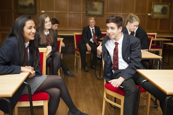 Groupe Élèves Adolescents Classe Examen Relaxant — Photo