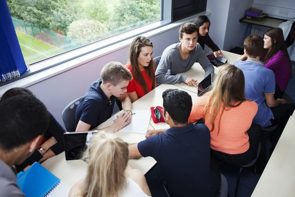 Des Écoliers Adolescents Travaillant Avec Des Comprimés Numériques — Photo