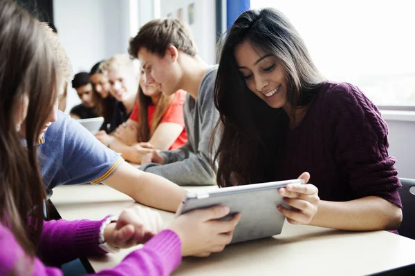 Teenager Schulmädchen Sitzen Mit Digitalem Tablet Schreibtisch — Stockfoto