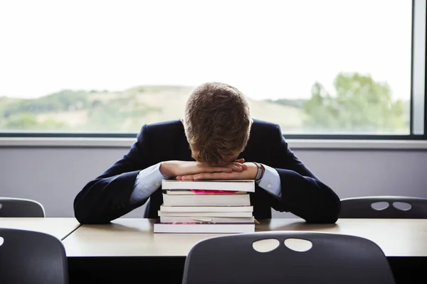 Tiener Schooljongen Zit Aan Een Bureau Met Hoofd Naar Beneden — Stockfoto