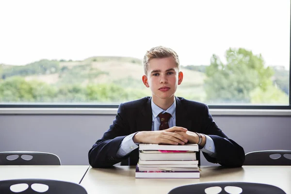 Teenager Sitzt Mit Bücherstapel Schreibtisch — Stockfoto