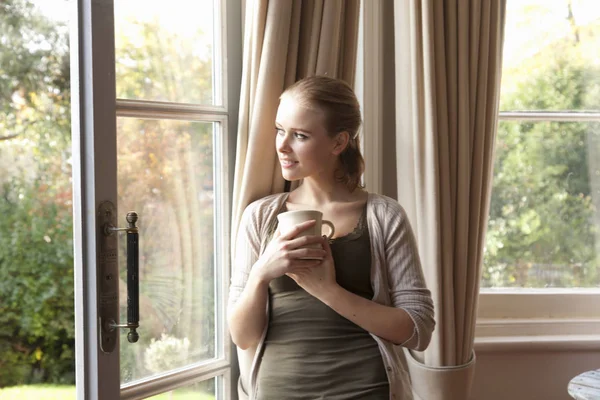 Jeune Femme Avec Boisson Regardant Par Fenêtre — Photo