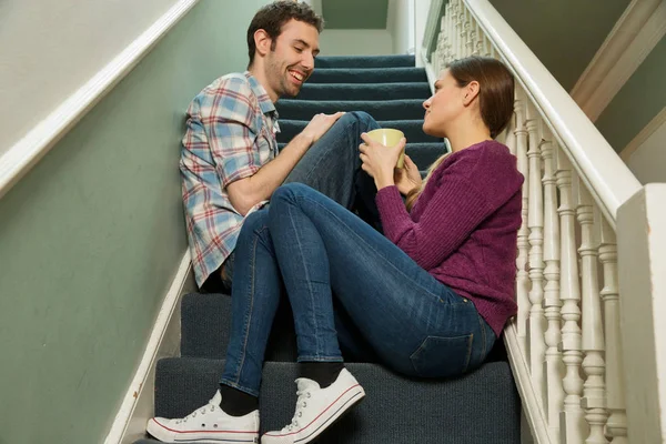 Jeune Couple Assis Sur Escalier — Photo