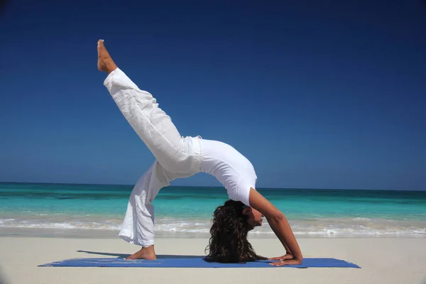 Jonge Vrouw Doet Yoga Het Strand Paradise Island Nassau Bahama — Stockfoto