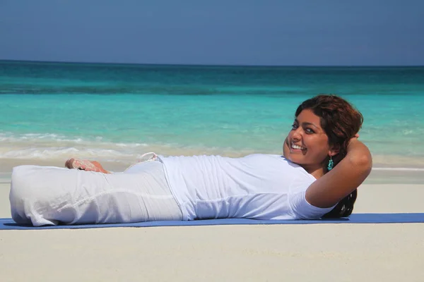 Mladá Žena Pláži Cvičí Jógu Paradise Island Nassau Bahamy — Stock fotografie
