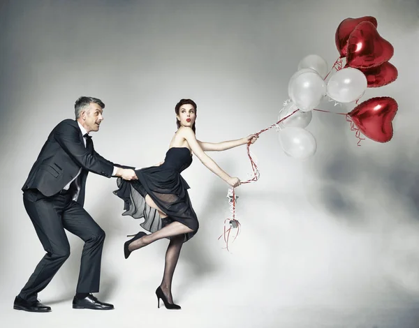 Mann Zieht Kleid Der Frau Mit Herzförmigen Luftballons Stockbild