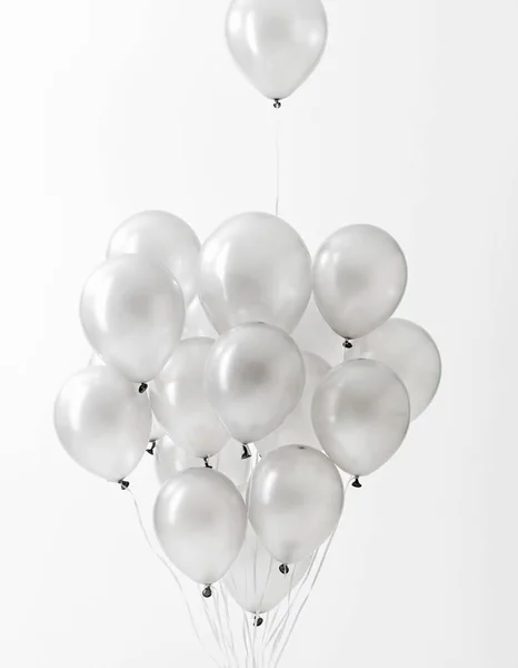 Balões Prata Flutuando Contra Fundo Branco — Fotografia de Stock