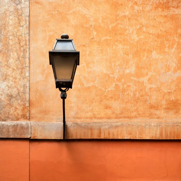 Duvara Bağlı Sokak Lambası — Stok fotoğraf