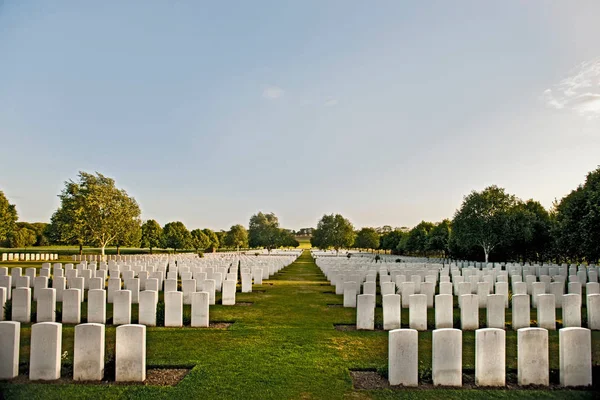Белые Надгробия Кладбище — стоковое фото