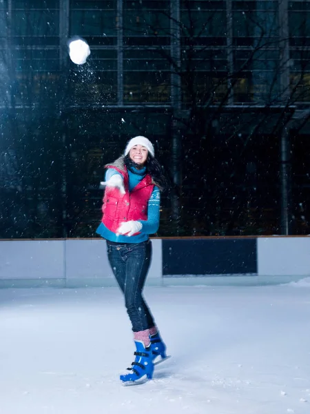 Mujer Lanzando Una Bola Nieve Una Pista Hielo — Foto de Stock