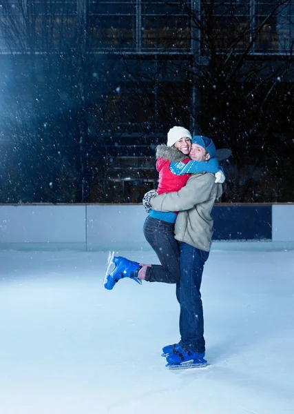 Couple Embracing Ice Rink — Stock Photo, Image