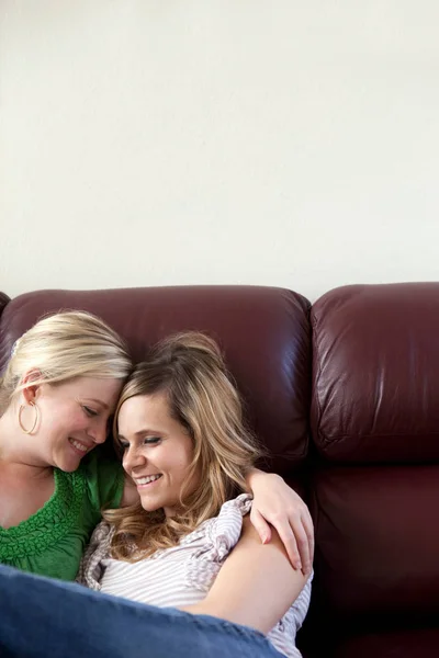 Young Lesbian Couple Embracing Couch — Stock Photo, Image