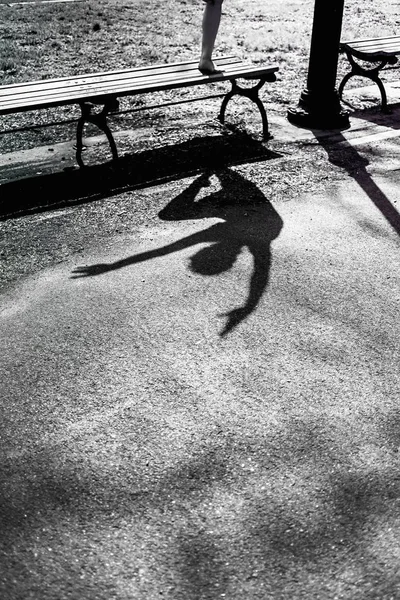 现代舞蹈演员在城市公园里摆出姿势 — 图库照片