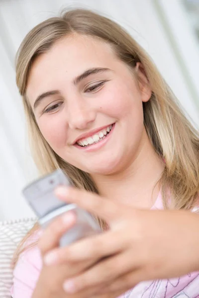 Menina Adolescente Telefone Móvel — Fotografia de Stock