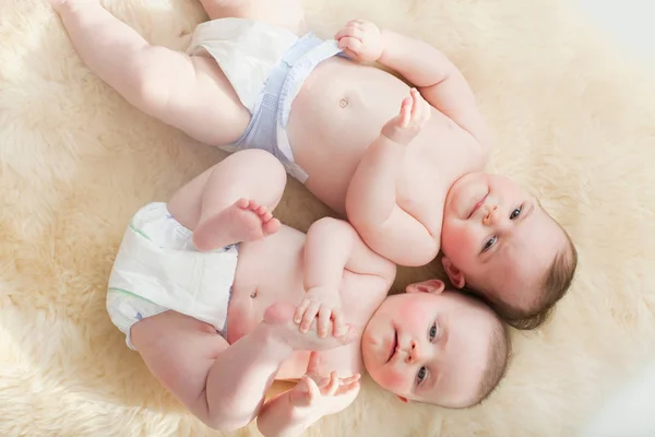 Twin Baby Girls Lying Sheepskin Rug — Stock Photo, Image