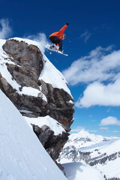 Αρσενικό Snowboarder Άλμα Από Γκρεμό — Φωτογραφία Αρχείου