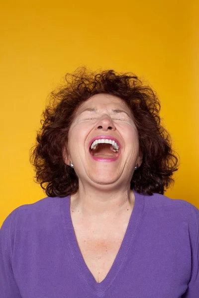 Starsza Kobieta Śmieje Się Zamkniętymi Oczami Studio Strzela — Zdjęcie stockowe
