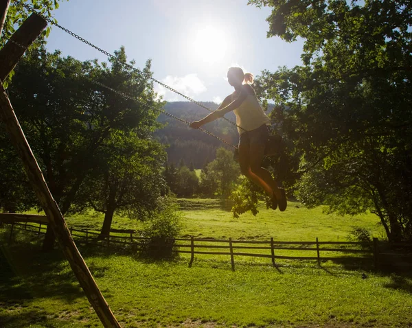 Menina Balanço Fazenda — Fotografia de Stock