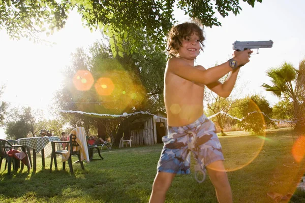 Niño Jugando Con Pistola Juguete — Foto de Stock