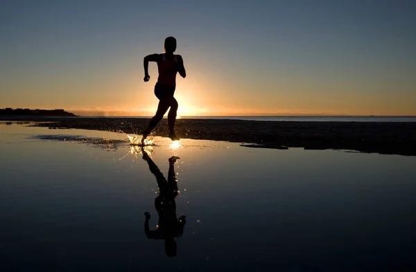 Jeune Femme Courant Sur Plage Coucher Soleil — Photo