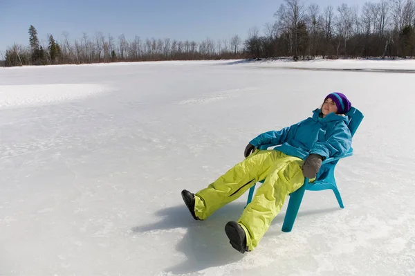Woman Relaxing Frozen Lake — Stock Photo, Image