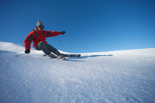 Skifahrer Dreht Auf Piste — Stockfoto