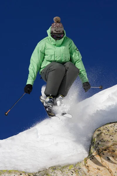 Esquiador Saltando Uma Rocha — Fotografia de Stock