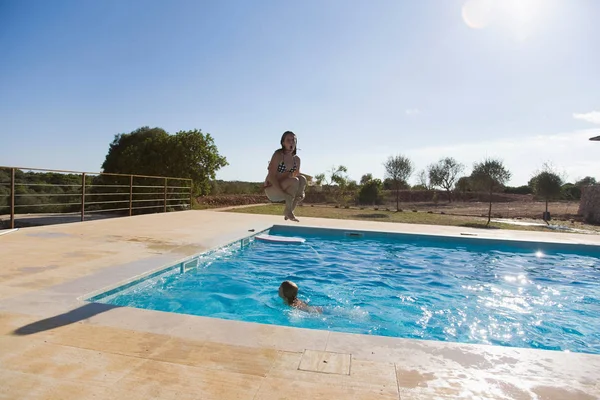 プールに飛び込む女の子 — ストック写真