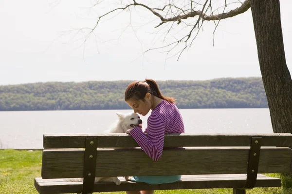 Mulher Com Cão Banco Parque — Fotografia de Stock