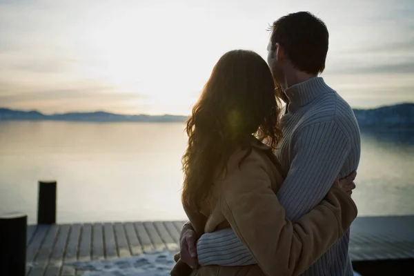 Casal Olhando Para Pôr Sol Cais Nevado — Fotografia de Stock