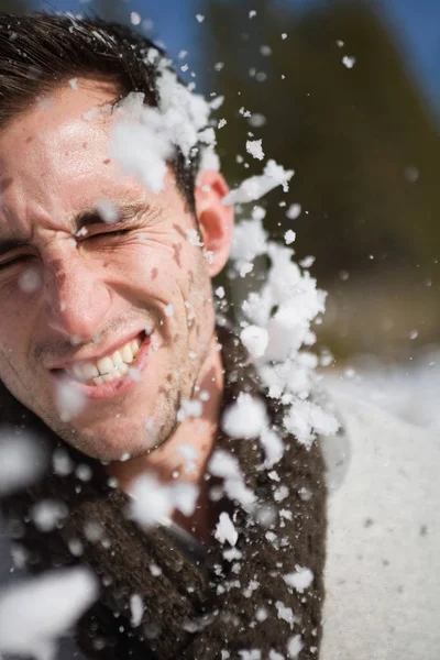 男は雪玉に顔を撃たれて — ストック写真