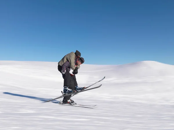 Skieur Donnant Ami Balade Dos Cochon — Photo