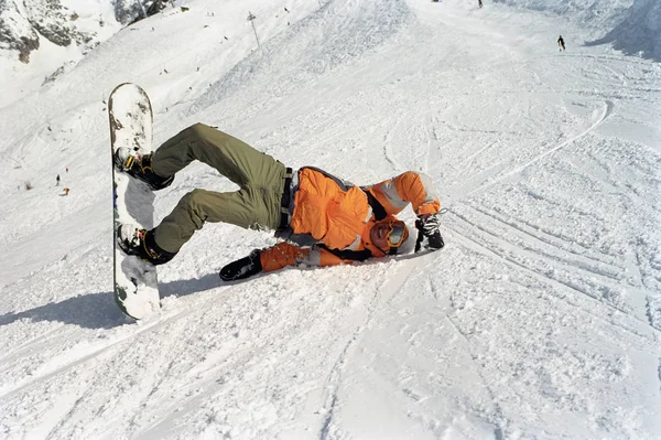 Junge Rollt Mit Snowboard Schnee — Stockfoto