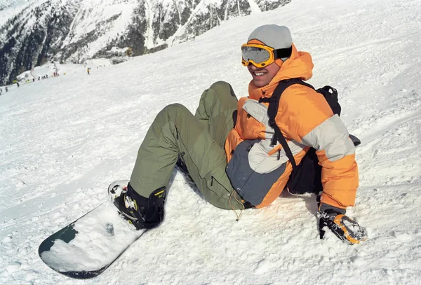 Junge Sitzt Mit Snowboard Schnee — Stockfoto