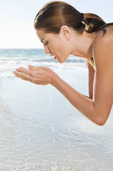 Female Washing Her Face — Stock Photo, Image