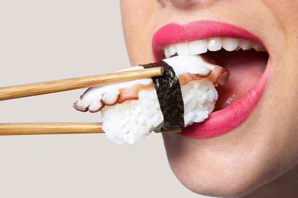 寿司を口に入れる女 — ストック写真