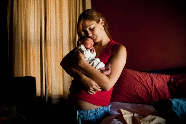 Anne Yeni Doğan Oğlunu Kucaklıyor — Stok fotoğraf