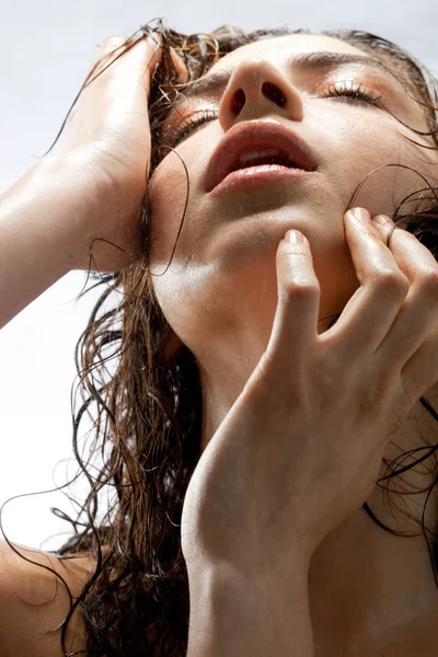 Retrato Mulher Jovem Com Cabelo Molhado — Fotografia de Stock