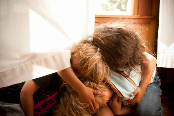 Drie Kinderen Spelen Door Gordijn — Stockfoto