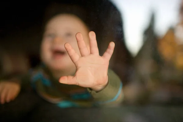 Criança Com Mão Janela — Fotografia de Stock