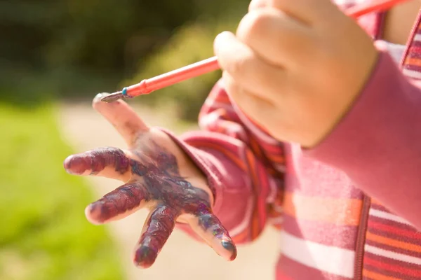 Niña Pintando Manos — Foto de Stock