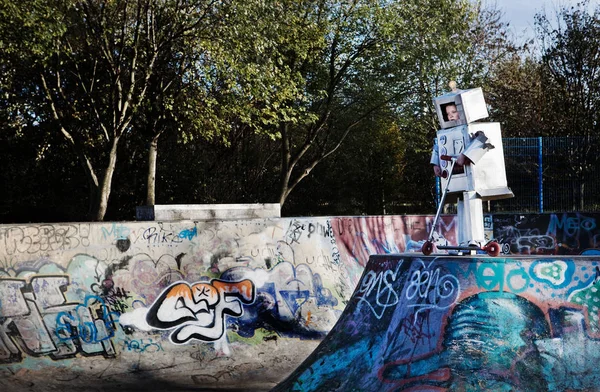 Menino Vestido Robô Parque Skate — Fotografia de Stock
