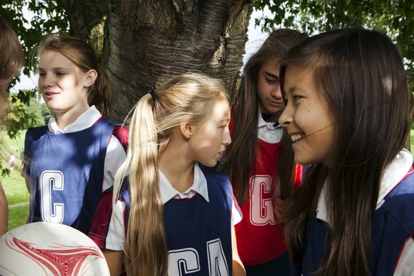 Teenage Schoolgirl Ομάδα Netball Στο Διάλειμμα — Φωτογραφία Αρχείου