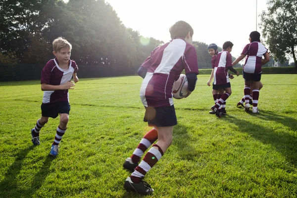 Liseli Çocuk Rugby Takımı Antrenmanda — Stok fotoğraf